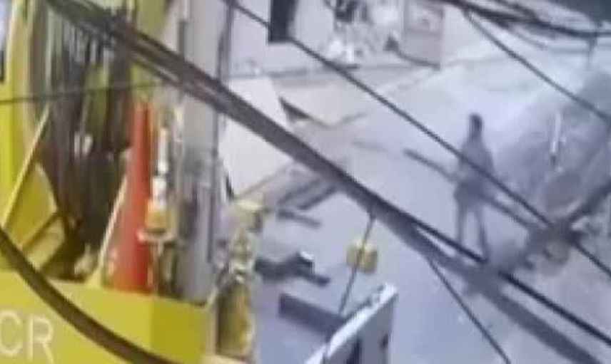 İşçi büyük bir felaketten son anda kurtuldu: Yüksekten düşen malzemeler kamerada