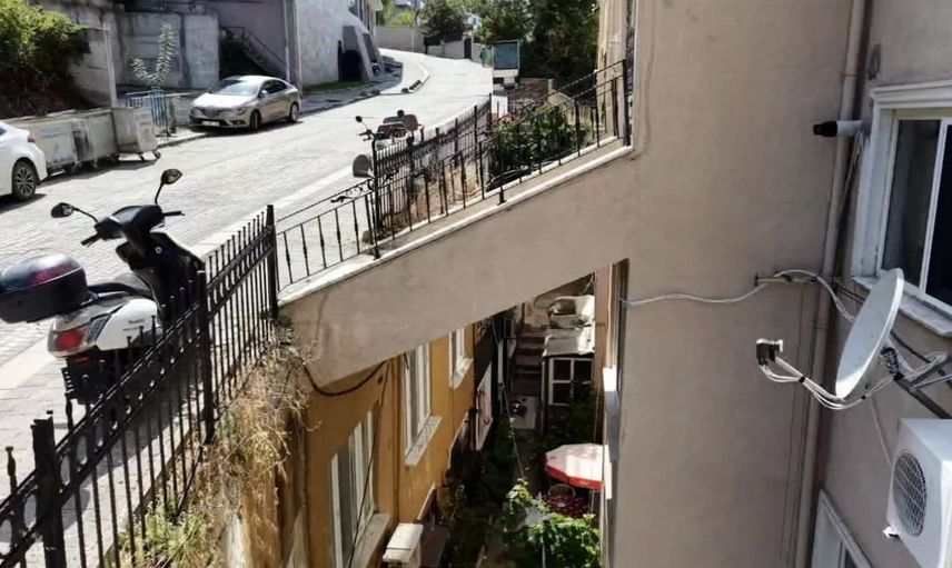 Şile'de yer alan bina, üzerinden geçen yol ile ilgi odağı oldu
