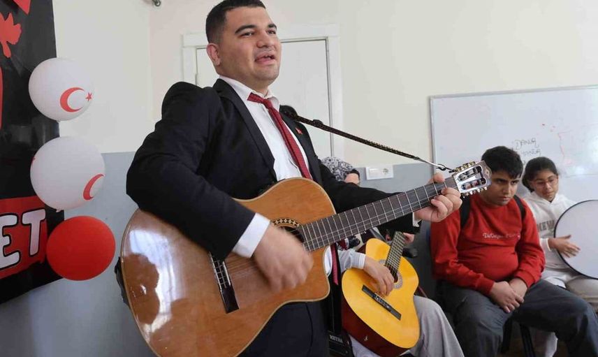 Otizmli genç öğretmen, kendi gibi özel bireylere müzik eğitimi veriyor