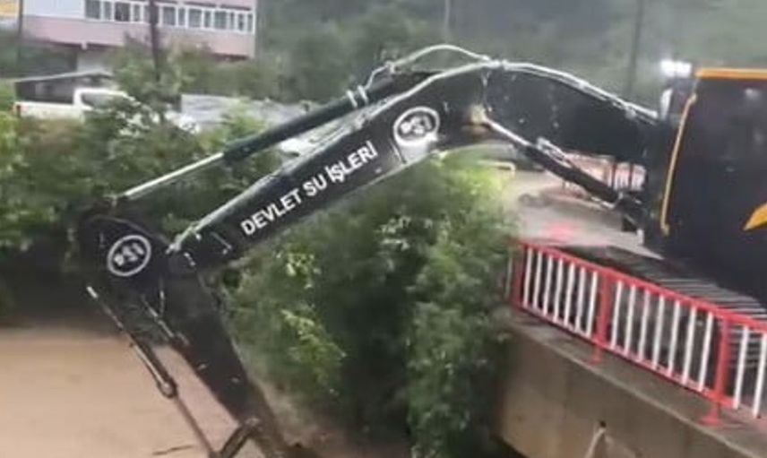 Doğanyurt'ta aşırı yağışlar menfezleri tıkadı ve dereler taştı