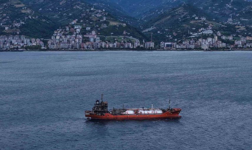 Karadeniz'de dron saldırılarında hasar alan bir gemi daha Trabzon'a geldi