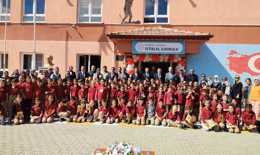 Altıntaş'ta ilköğretim haftası kutlaması renkli görüntülerle gerçekleşti