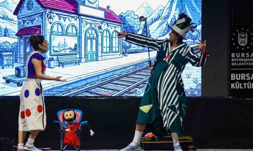 Bursa'da miniklere özel tiyatro: iki bavul dolusu eğlence