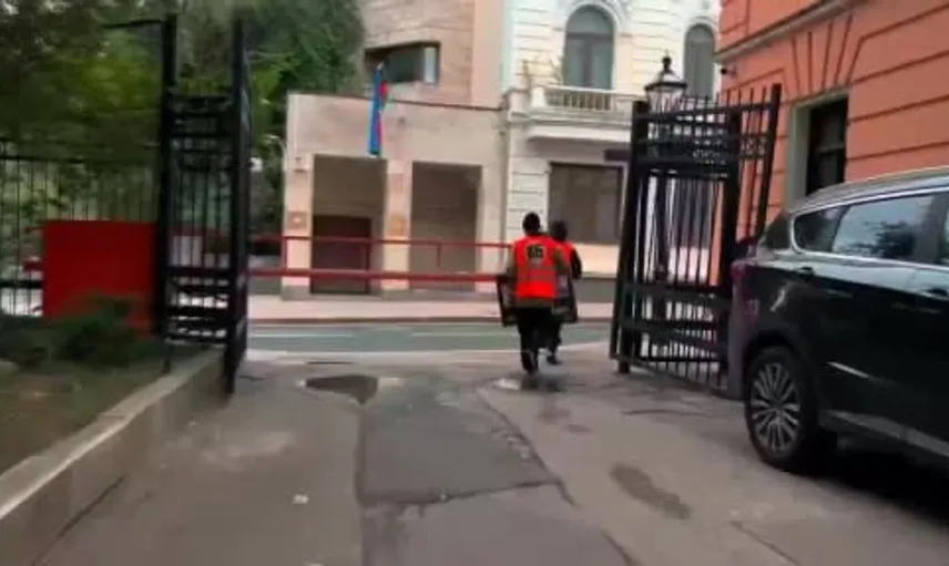 Moskova'daki Azerbaycan Büyükelçiliği önünde provokatif eylem: Tepkiler büyüyor