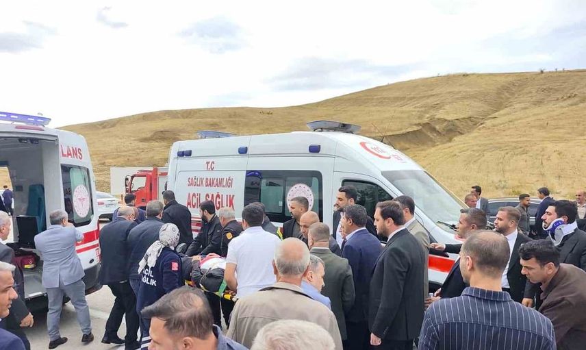 Başkanın konvoyunda meydana gelen kazada yaralıların ilk yardımını vekil hekim üstlendi