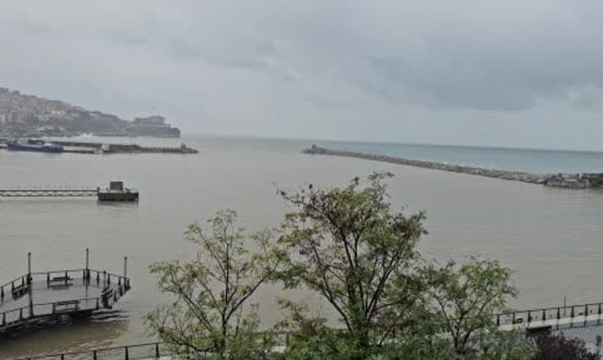 Zonguldak'ta sağanak sonrası limanın rengi değişti