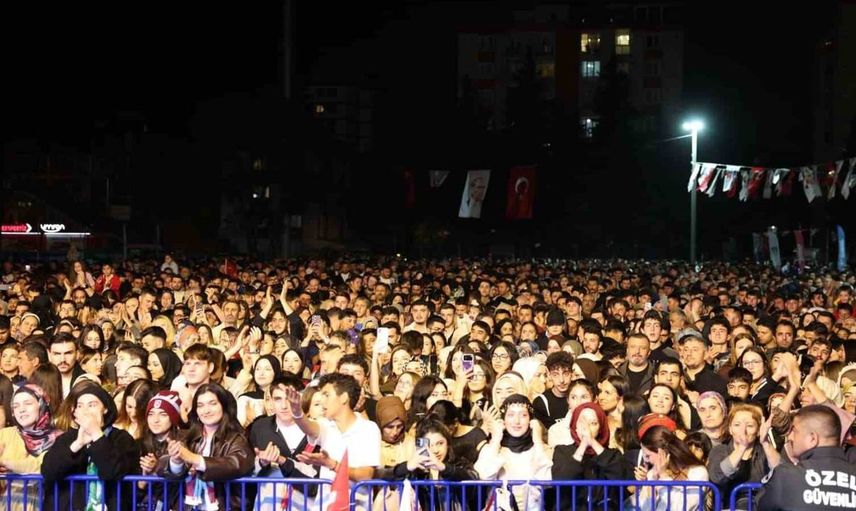 Çekmeköy’de sanat rüzgarı: İsmail Türüt’le horon coşkusu