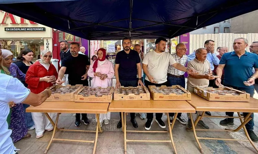 Mevlid Kandili'nde lokma ikramı: AK Parti Karabük'te vatandaşlar bir araya geldi