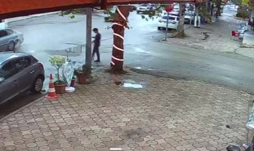 Adana'da otomobil ve motosiklet çarpışmasında genç motosikletçi ağır yaralandı