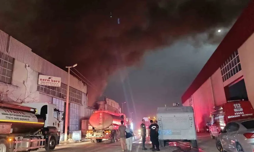 Adana'da ayakkabı tabanı fabrikasında yangın: 2 saat süren mücadele sonucunda kontrol altına alındı