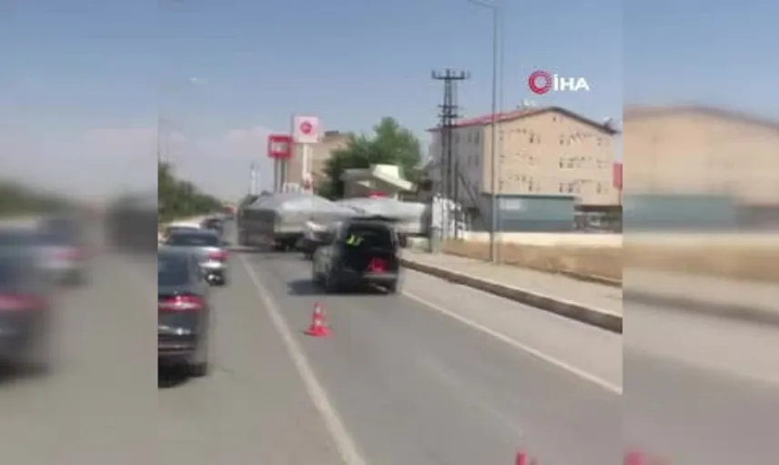 Muş'ta tır ile otomobil çarpıştı, bir kişi hastaneye kaldırıldı