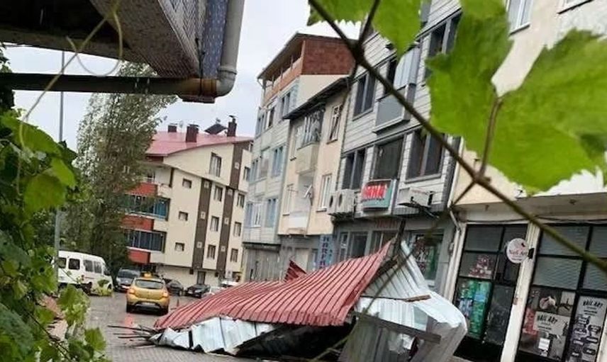 Şavşat’ta fırtına çatıyı uçurdu, araç zarar gördü