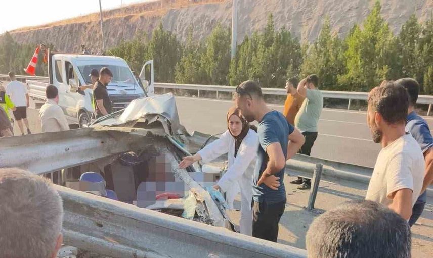Şanlıurfa'da kontrolden çıkan otomobil bariyerlere çarptı: 1 ölü, 1 ağır yaralı