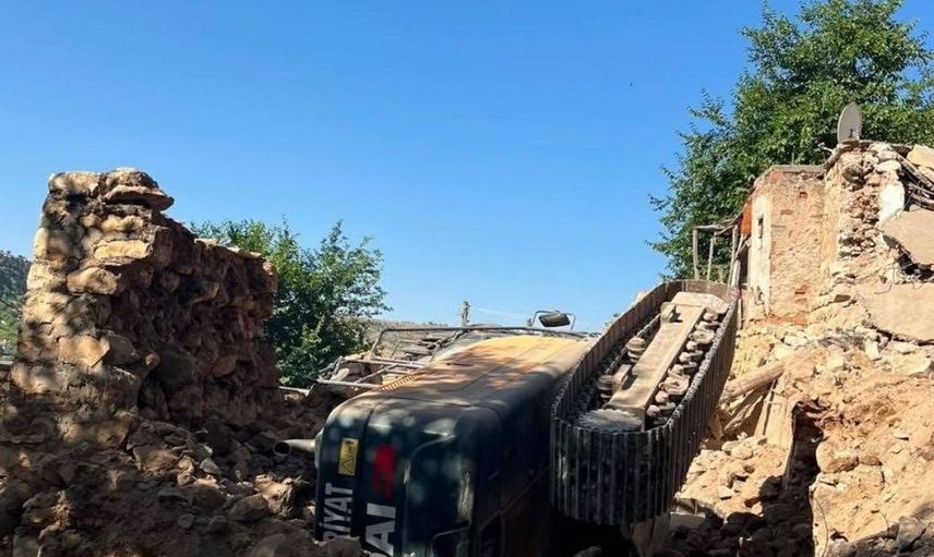 Batman'da yıkım sırasında iş makinesi devrildi