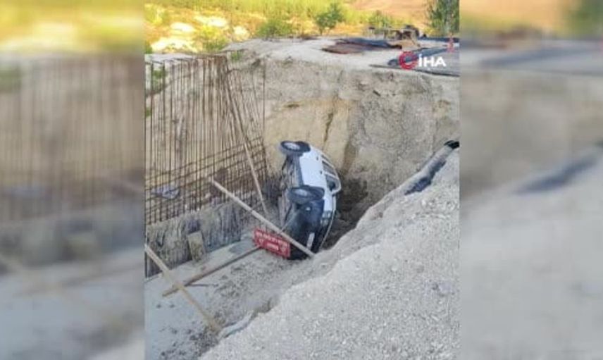 Karabük'te yol çalışmasını göremeyen sürücü şarampole devrildi