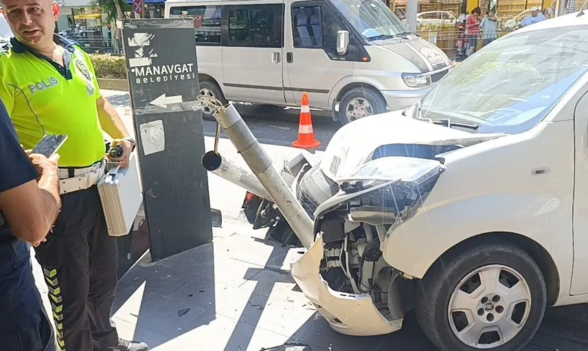 Kırmızı ışık ihlali yapan hafif ticari araç, ticari taksiyle çarpıştı ama iş yerine girmeyi başaramadı