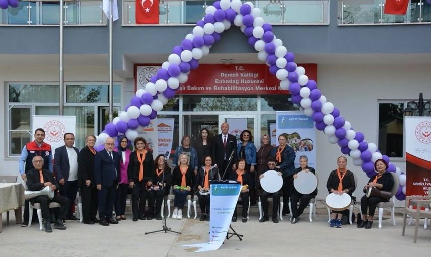 Babadağ'da dünya yaşlılar günü kutlaması: Başkan Kumral huzurevi sakinleriyle şarkı söyledi