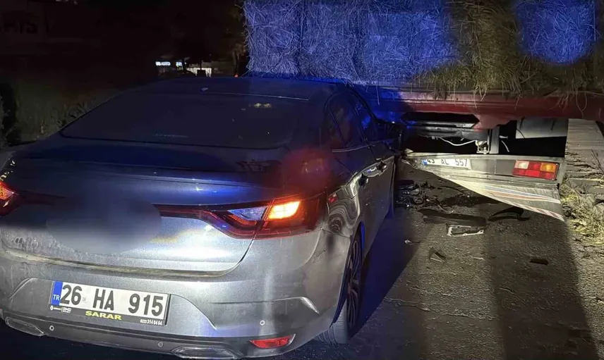 Eskişehir'de otomobil balya yüklü kamyona çarptı, sürücü mucizevi şekilde kurtuldu
