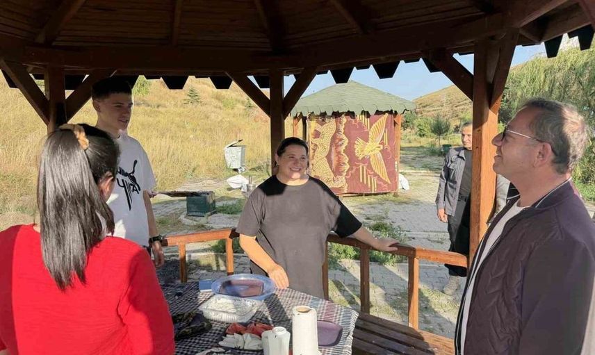 Kars’ta doğayla buluşan vali Polat, vatandaşların arasında