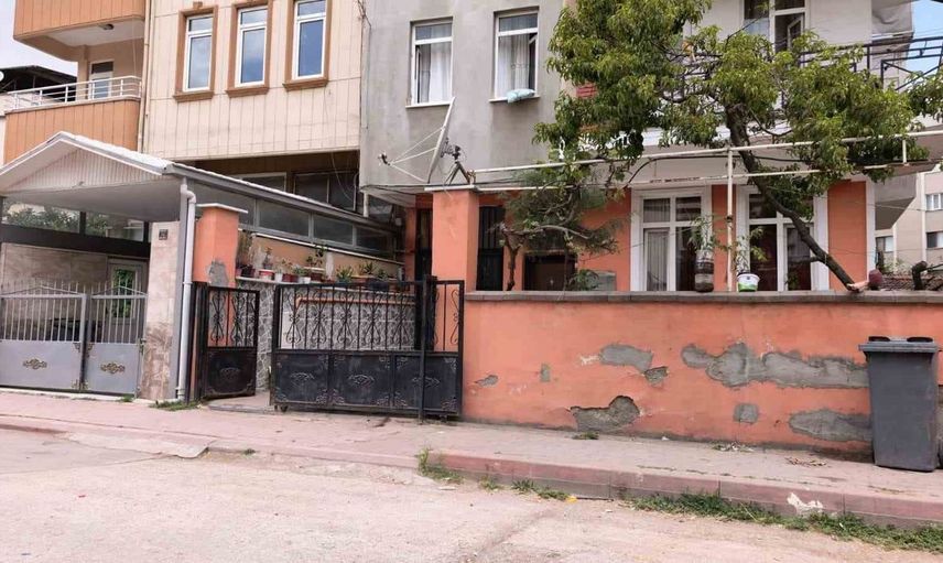 İnegöl'de sürgülü demir kapının altında kalan 3 yaşındaki çocuk ağır yaralandı
