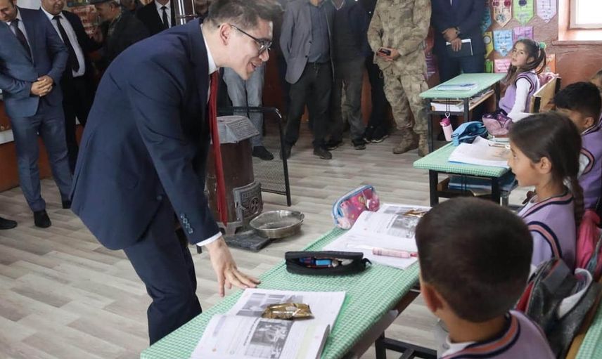 Çıldır kaymakamı Akçakale ilkokulunu ziyaret ederek eğitim faaliyetlerini inceledi