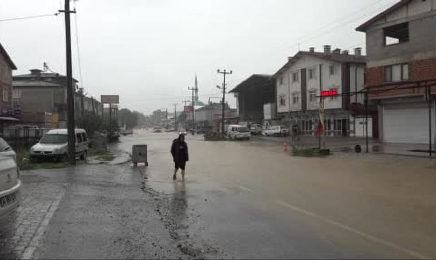 Sakarya'da ani sağanak yağış etkili oldu
