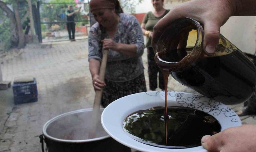 Doğal yöntemlerle hazırlanan dut pekmezi kışa hazırlanıyor
