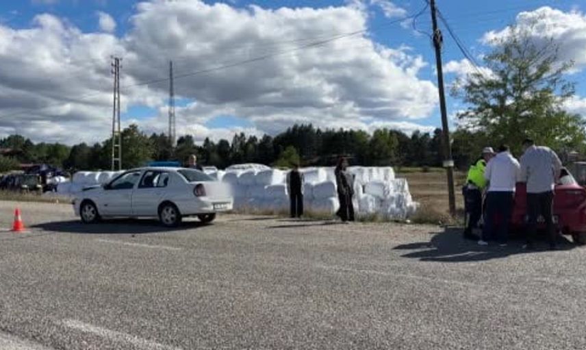 Kastamonu'da iki otomobil çarpıştı, 3 kişi hastaneye kaldırıldı