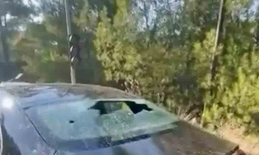 Bodrum'da ani su patlaması sonrası lüks araç zarar gördü