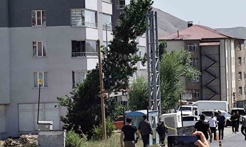 Bitlis'te otobüs durağında şüpheli paket alarmı