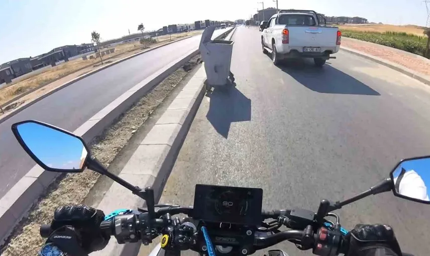 Motosiklet sürücüsü çöp konteynerine çarptı, kaza anı kamerada