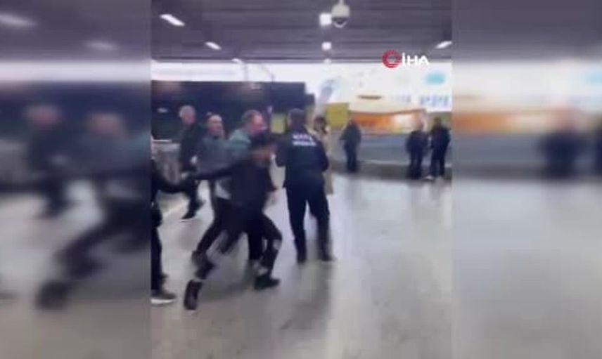 Metrobüs durağında güvenlik görevlisiyle iki kişi arasında arbede: İzleyenler şaşkınlık içindeydi