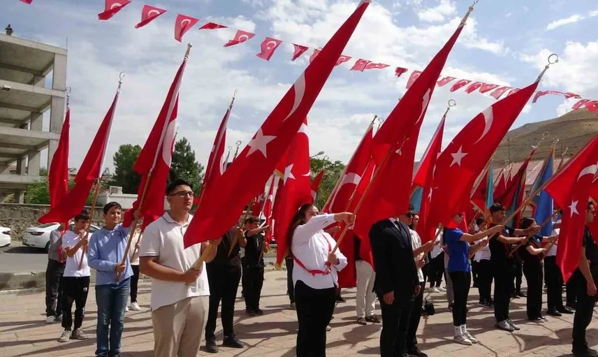 Bitlis’te zafer bayramı coşkusu: Valilik ve belediye başkanından anlamlı mesajlar