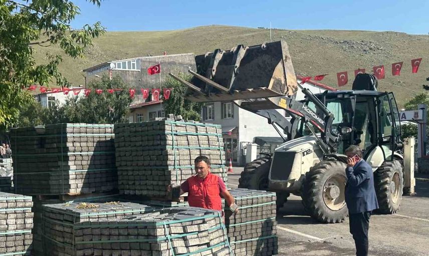 Çıldır'da yaya güvenliği için kaldırım yenileme çalışmaları başlatıldı