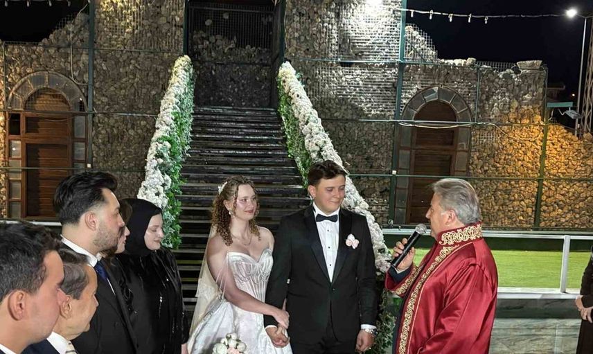 Başkan Palancıoğlu'nun kıydığı nikah, Başeğmez ailesini sevince boğdu