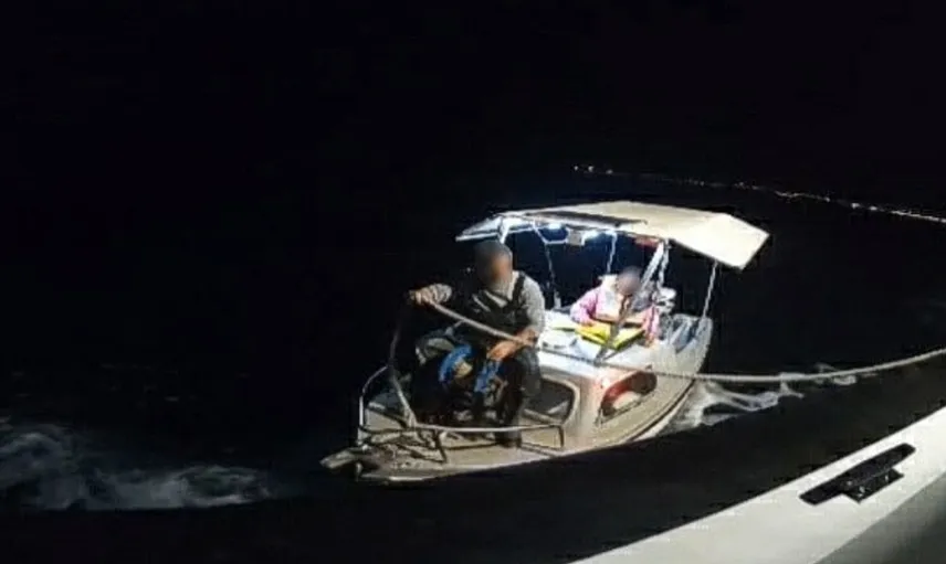Didim açıklarında sürüklenen teknede mahsur kalan iki kişi kurtarıldı