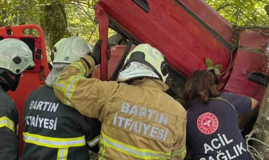 Bartın'da kontrolden çıkan otomobil ağaca çarptı: 3 kişi yaralandı