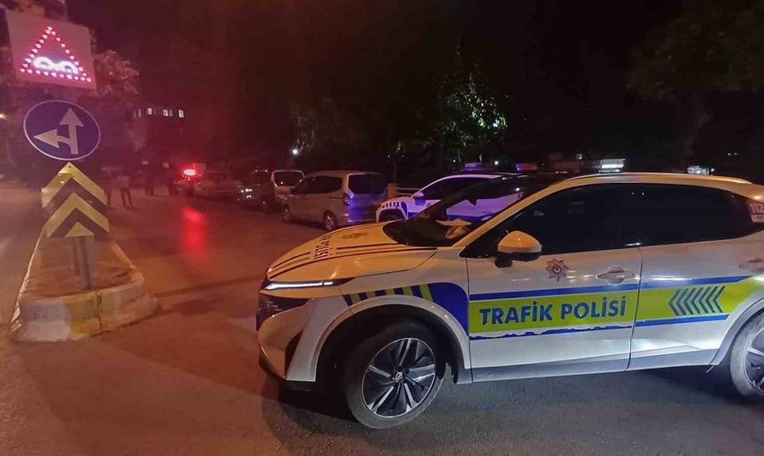 Durakta bulunan şüpheli çanta, bomba imha ekiplerini harekete geçirdi