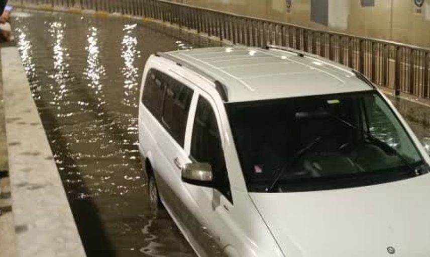 Pendik’te sağanak sonrası yolculuk kabusa döndü: Minibüs alt geçitte mahsur kaldı