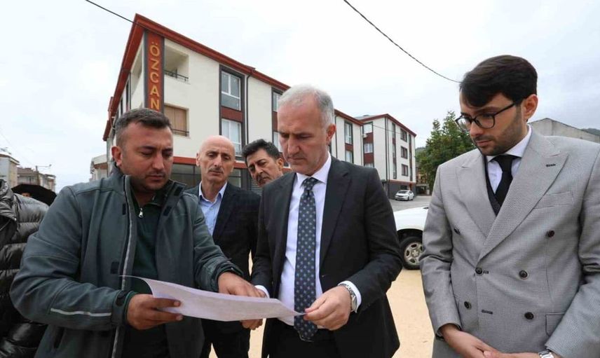 İnegöl Belediyesi yeni yapılaşma bölgelerinde sathi kaplama çalışmalarına başladı