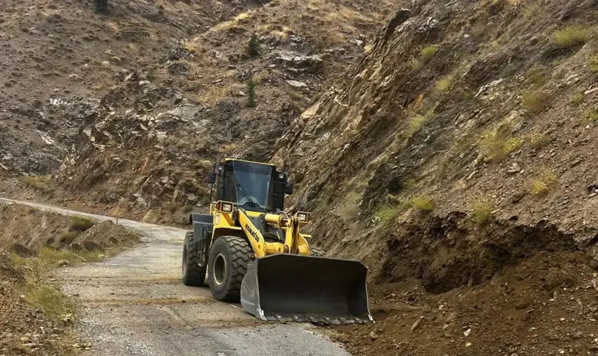 Korucak köyünde yol bakımıyla ulaşım konforu artıyor