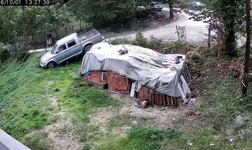Kontrolden çıkan kamyonet evin bahçesine uçtu: 3 kadın hayatı kıl payı kurtardı
