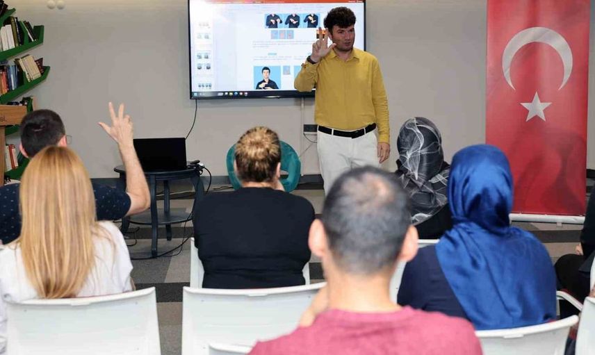 Talas Belediyesi personeline işitme engelli vatandaşlarla iletişim için işaret dili eğitimi