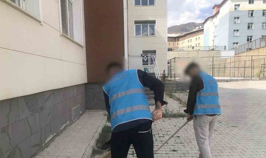 Denetimli serbestlik yükümlüleri Hakkari’de cami ve okulları temizledi
