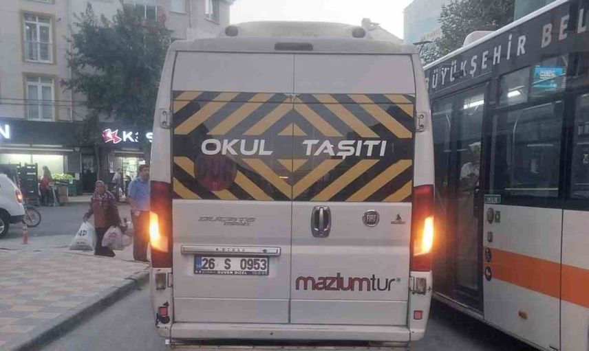 Eskişehir'de hatalı park trafiği kilitledi: Servis aracı yolda kaldı