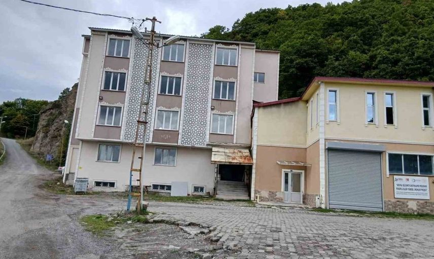 Posof'taki üniversite yurtları sorunları nedeniyle 154 öğrenci il merkezine nakledildi