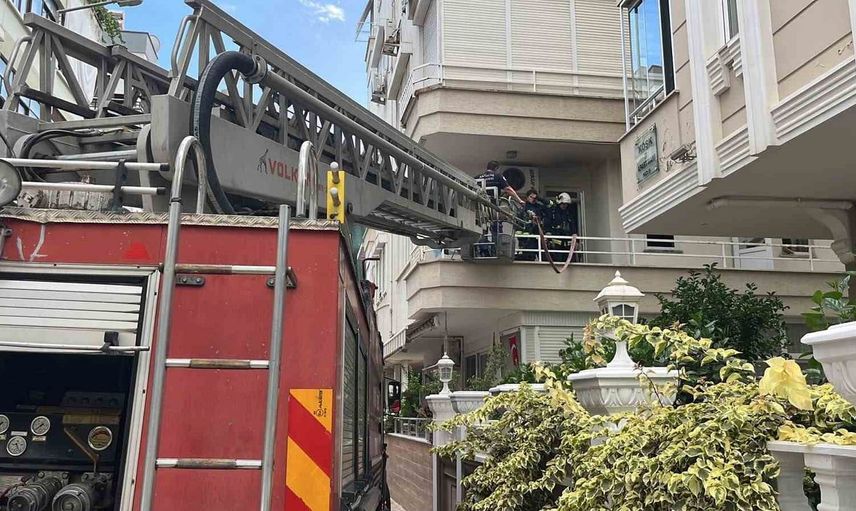 Alanya'da apartman dairesinin mutfağında yangın paniği