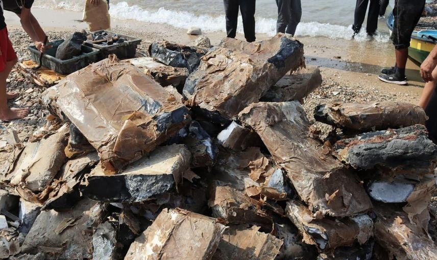 Gazze'deki balıkçılar, inşaat malzemesi olarak 53 yıllık gemi enkazından çimento çıkarıyor