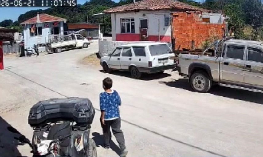 Çanakkale'de bayrak hassasiyeti gösteren Eren Bayraktar'ın duygusal davranışı
