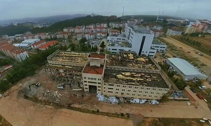 Boyabat'ta yeni hastaneye geçiş sonrası eski sağlık yapısının yıkımına başlandı